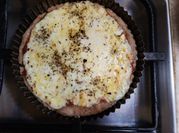Una foto de pizza con soda
