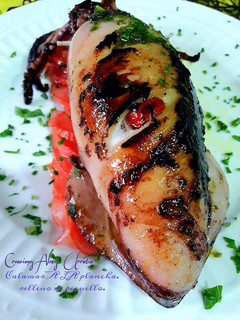 Una foto de Calamar a la plancha rellenos de pimientos del piquillo y aliño
