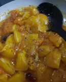 Frutas en sartén con miel y pimienta