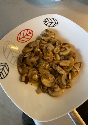 Una foto de Champiñones al ajillo