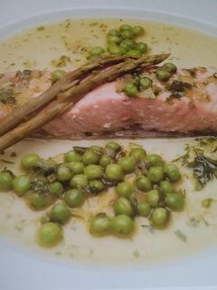 Una foto de Salmón en salsa verde