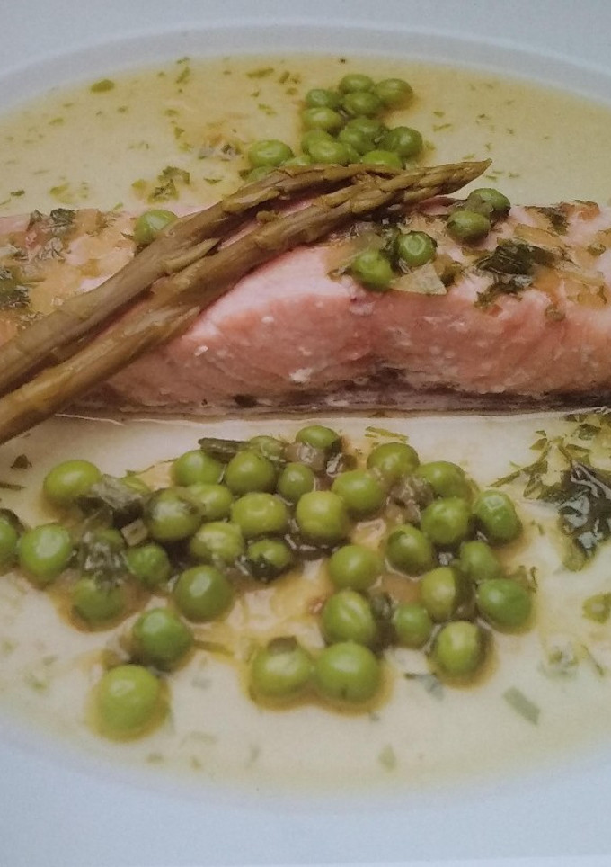 Una foto de Salmón en salsa verde