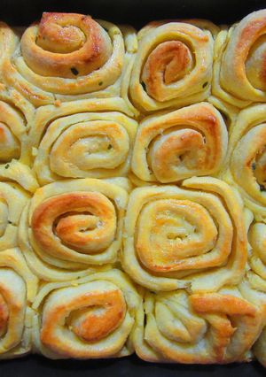 Kelt csigák fokhagymás vajjal recept fotója