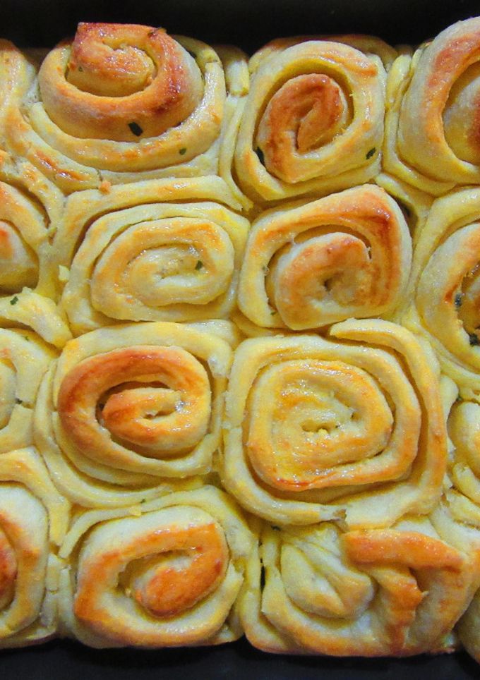 Kelt csigák fokhagymás vajjal recept fotója