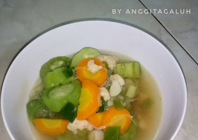 Bagaimana Menyiapkan Sop Gambas Udang Wortel Soun, Lezat
