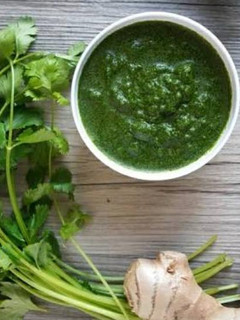 ધાણા ની લીલી ચટણી (Coriander Green Chutney Recipe In Gujarati) રેસીપી મુખ્ય ફોટો