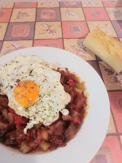 Una foto de Huevo frito con samfaina
