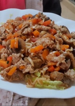 รูปของ บะหมี่กึ่งสำเร็จรูปราดหน้าไก่สับ🐓