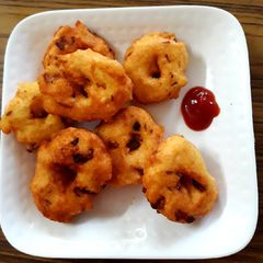 Urad dal vadas A picture of Urad dal vadas.