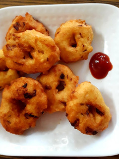 A picture of Urad dal vadas.