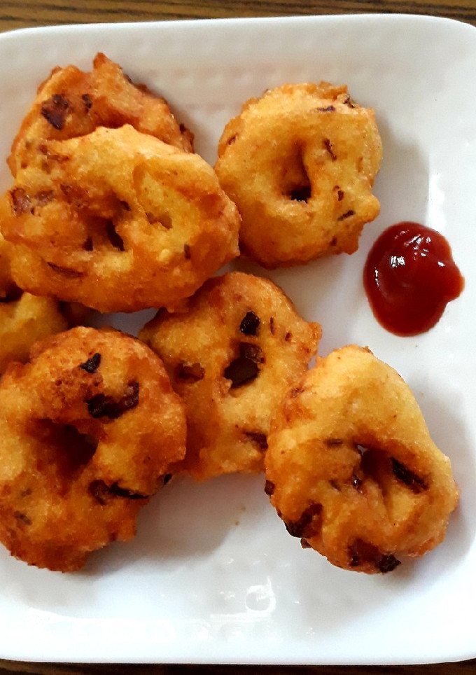 A picture of Urad dal vadas.