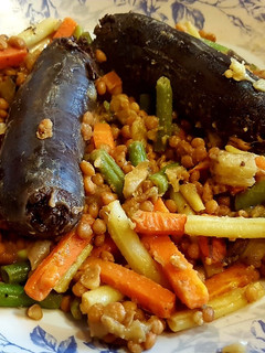 Una foto de Morcillas con salteado de verduras y lentejas