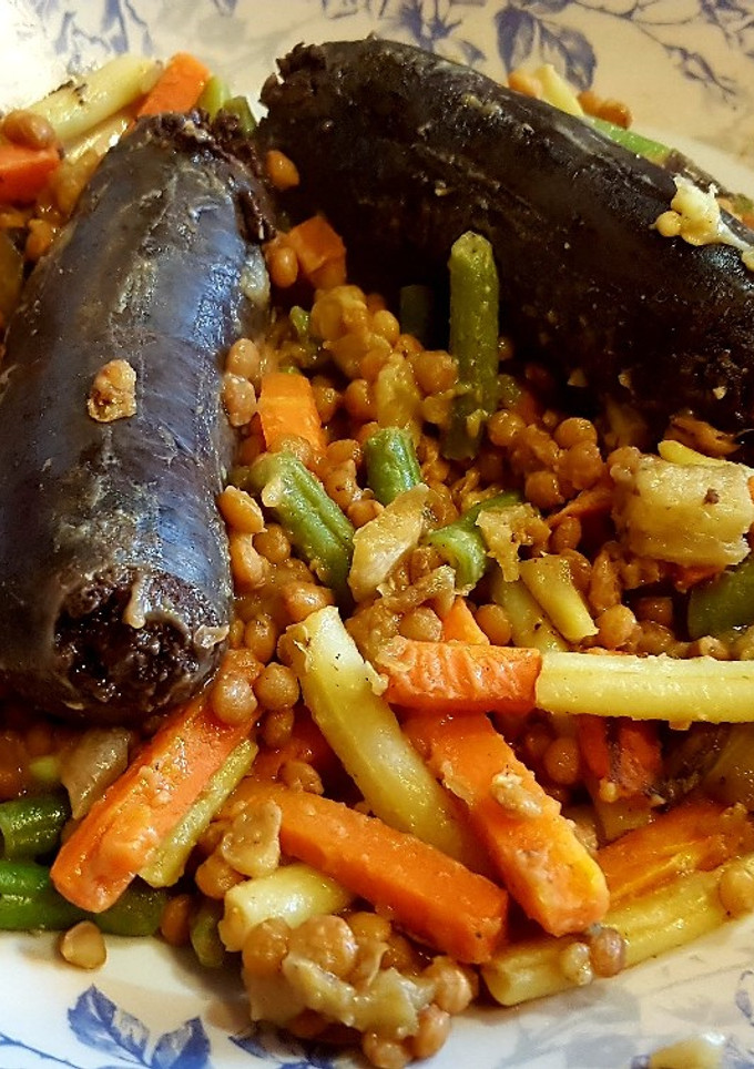Una foto de Morcillas con salteado de verduras y lentejas