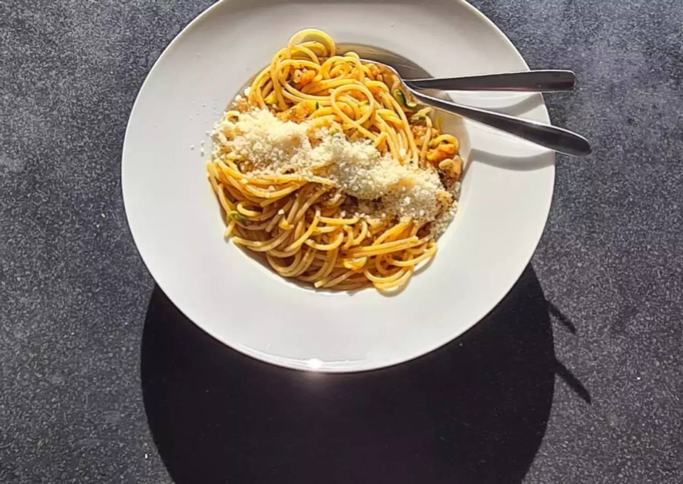 Spaghettis aux crevettes roses et aux courgettes