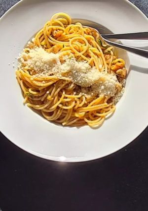 Une photo de Spaghettis aux crevettes roses et aux courgettes