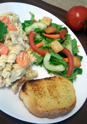 A picture of Chicken Alfredo Primavera.