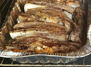 Una foto de Costillas de res con vino blanco y finas hierbas
