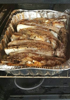 Una foto de Costillas de res con vino blanco y finas hierbas