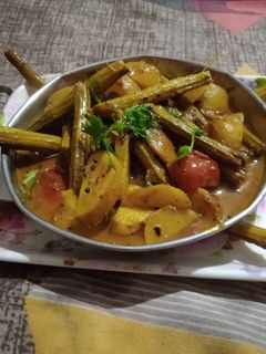 आलू सहजन की सब्जी (aloo sahjan ki sabzi recipe in Hindi) रेसिपी मुख्य फोटो