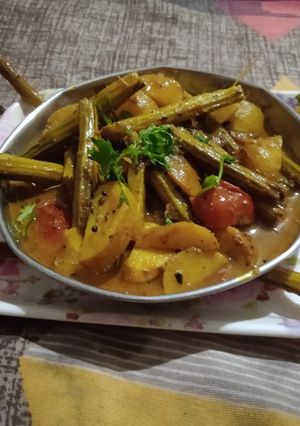 आलू सहजन की सब्जी (aloo sahjan ki sabzi recipe in Hindi) रेसिपी मुख्य फोटो