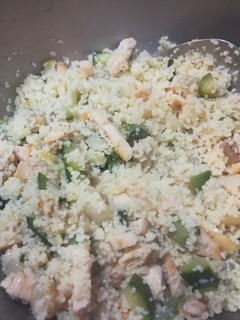Una foto de Cuscus con verduras y pollo