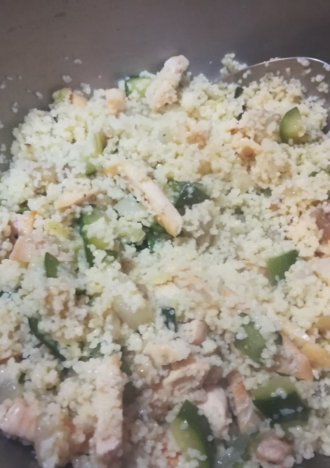 Una foto de Cuscus con verduras y pollo