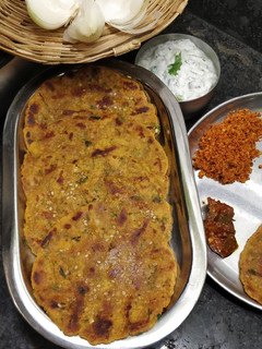 ज्वारीचे दही धपाटे (jowariche dahi dhapate recipe in marathi) रेसिपी चे मुख्य फोटो