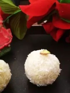 पनीर- कोकोनट लड्डू (Paneer coconut ladoo recipe in hindi) रेसिपी मुख्य फोटो