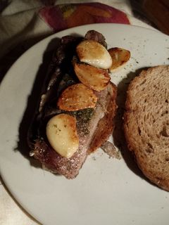 Una foto de Sandwich de sardinas y ajo