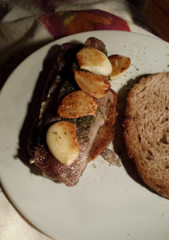 Una foto de Sandwich de sardinas y ajo