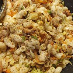A picture of Chicken veggies macronies.