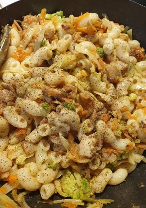 A picture of Chicken veggies macronies.