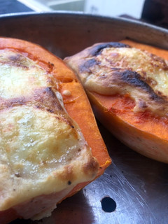 Una foto de Zapallo relleno con salsa blanca y queso gratinado 👩🏼🍳✨