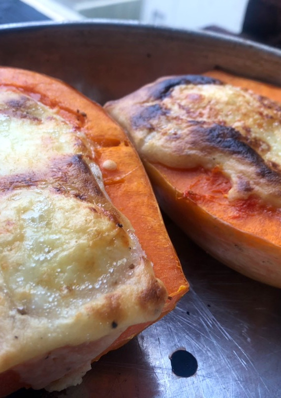 Una foto de Zapallo relleno con salsa blanca y queso gratinado 👩🏼‍🍳✨