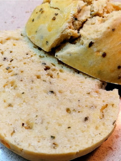 Una foto de Pan de hamburguesa con orégano y queso de cabra