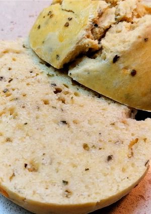 Una foto de Pan de hamburguesa con orégano y queso de cabra