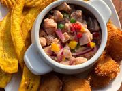Una foto de ceviche de marisco