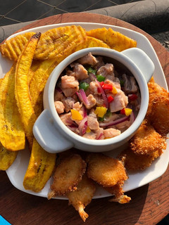 Una foto de Ceviche y camarones apanados