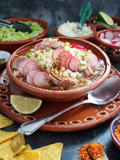 Una foto de POZOLE en olla de presión