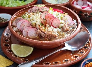 Una foto de POZOLE en olla de presión