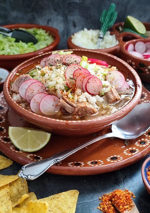 Una foto de POZOLE en olla de presión