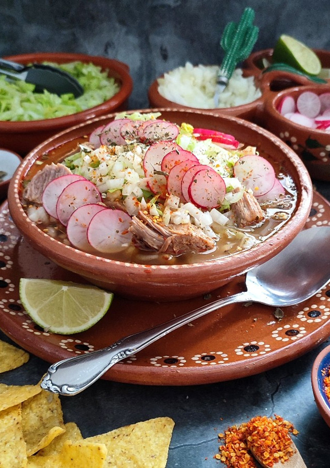 Una foto de POZOLE en olla de presión