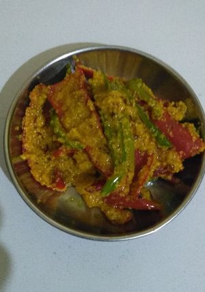 લાલ લીલાં મરચાં નું અથાણું (Red Green Chillies Pickle Recipe In Gujarati) રેસીપી મુખ્ય ફોટો