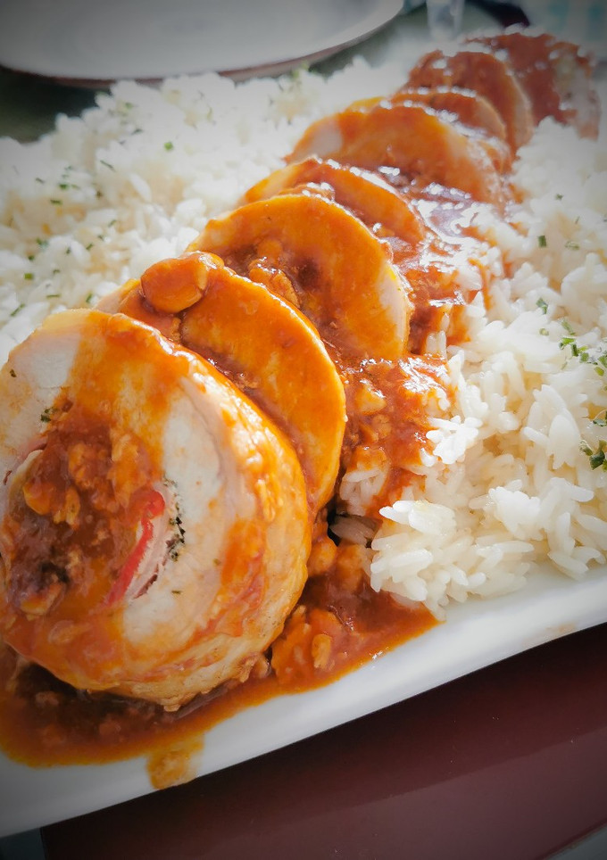 Una foto de Cinta de lomo a la barbacoa y arroz con jengibre y limón