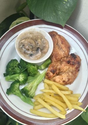 Foto resep 92. Pan-seared garlic chicken served with creamy mushroom sauce & broccoli potatoes