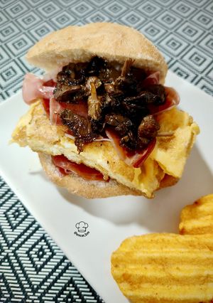 Una foto de Panecillo de francesa con jamón y setas