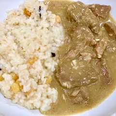 Una foto de Filetes en su salsa con Arroz dulce