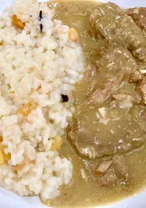 Una foto de Filetes en su salsa con Arroz dulce