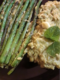 Una foto de Espárragos trigueros con puré de guisantes, hierba buena y soja #vegano #rápido #fácil