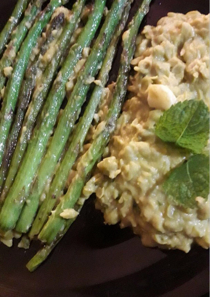 Una foto de Espárragos trigueros con puré de guisantes, hierba buena y soja #vegano #rápido #fácil